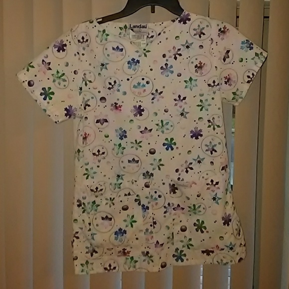 Cute colorful snowflake Srcub top - Picture 1 of 1